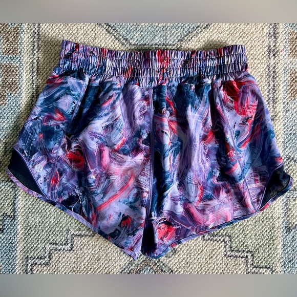 Lululemon 2.5” High Rise Hotty Hot Short - Picture 2 of 11